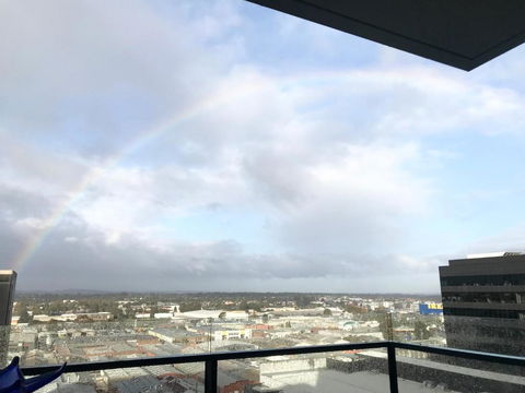 M-city Apartment - Executive Twin King Ensuites - Fully Equipped - Free Parking, Fast Wifi, Smart TV, Netflix, Complementary Drinks & Amenities - M-city Shopping Centre Clayton 3168 - Accommodation Sunshine Coast 2
