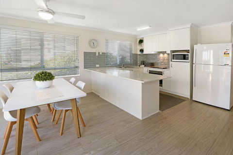 MAINSAIL8- MOOLOOLABA BEACH - Accommodation Sunshine Coast 0