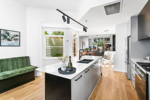 MANHATTAN STYLE 3 STORY LUXURY IN ST PETERS - Accommodation Sunshine Coast 0