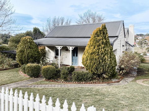 MARIGOLD COTTAGE Charming 1870s Central Daylesford Cottage - Accommodation Sunshine Coast 0
