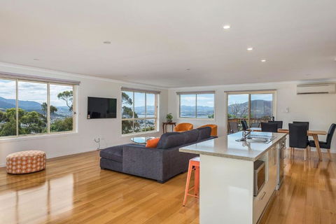 Mayhill Views Space And Style - Accommodation Sunshine Coast 1