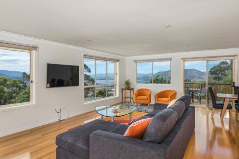 Mayhill Views Space And Style - Accommodation Sunshine Coast 0