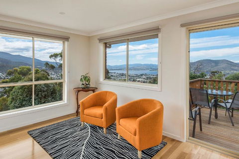 Mayhill Views Space And Style - Accommodation Sunshine Coast 2