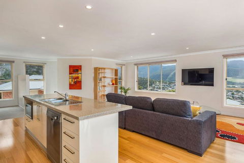 Mayhill Views Space And Style - Accommodation Sunshine Coast 3