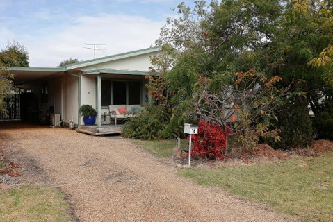 Mcrae Retro Beach House ! - Accommodation Sunshine Coast 3