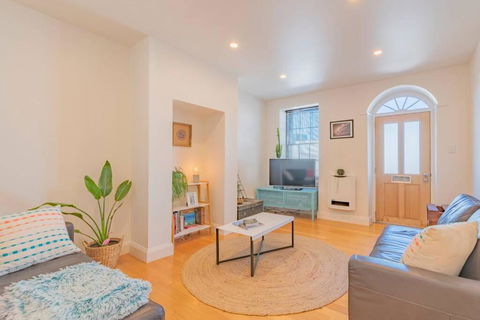 MELVINGTON BOUTIQUE APARTMENT IN HOBART CBD O - Accommodation Sunshine Coast 0