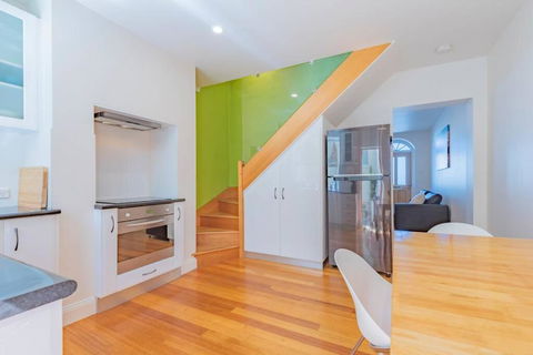 MELVINGTON BOUTIQUE APARTMENT IN HOBART CBD O - Accommodation Sunshine Coast 2
