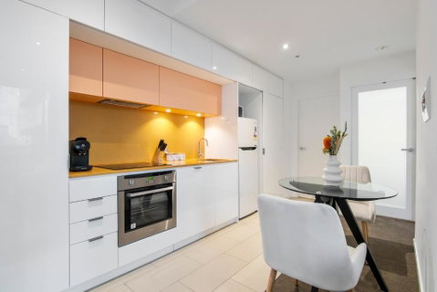 Modern 2BR Apt W City Views, Balcony & Wi-Fi - Accommodation Sunshine Coast 1