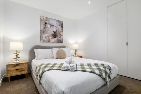 Modern 2BR Apt W City Views, Balcony & Wi-Fi - Accommodation Sunshine Coast 3