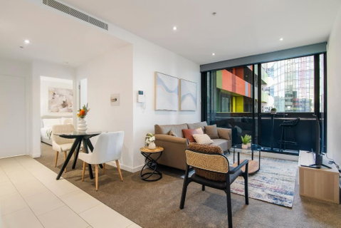 Modern 2BR Apt W City Views, Balcony & Wi-Fi - Accommodation Sunshine Coast 2