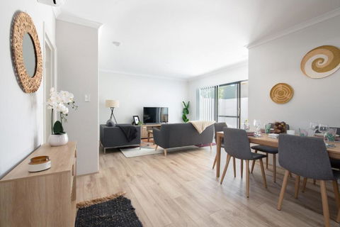 Modern Cozy - Accommodation Sunshine Coast 3