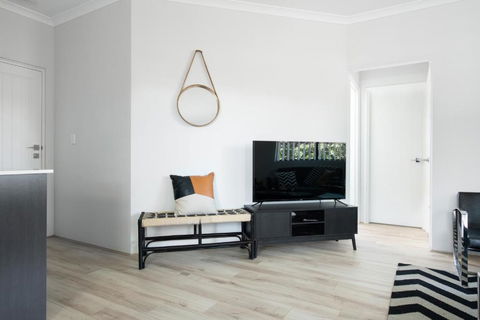 Minimalist Exec 2bdr Near River - Accommodation Sunshine Coast 1