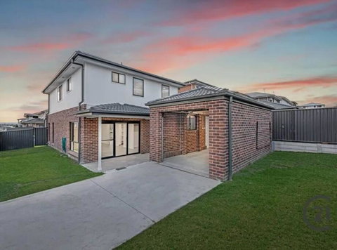 New 5 Bedroom House In Rousehill - Accommodation Sunshine Coast 0
