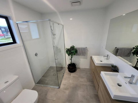 New 5 Bedroom House In Rousehill - Accommodation Sunshine Coast 2