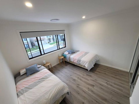 New 5 Bedroom House In Rousehill - Accommodation Sunshine Coast 3
