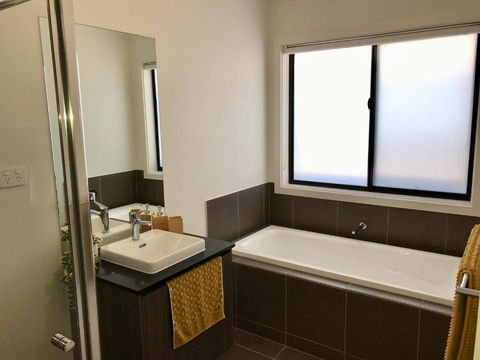 New Modern And Spacious In A Quiet Location Only 12 Min From The City - Accommodation Sunshine Coast 1