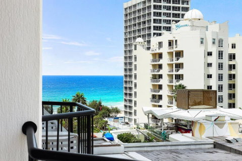NEW Stunning Central Surfers Studio Apartment. - Accommodation Sunshine Coast 1