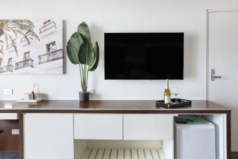 NEW Stunning Central Surfers Studio Apartment. - Accommodation Sunshine Coast 3