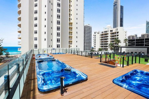 NEW Stunning Central Surfers Studio Apartment. - Accommodation Sunshine Coast 2