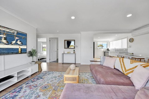 New Property Seabreeze Bungalow - Lakeview Sunset Delight At Sunshine On Lake Macquarie - Accommodation Sunshine Coast 3