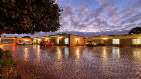 Oasis Motor Inn - Accommodation Sunshine Coast 2