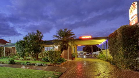 Oasis Motor Inn - Accommodation Sunshine Coast 0