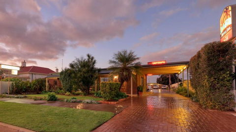 Oasis Motor Inn - Accommodation Sunshine Coast 1