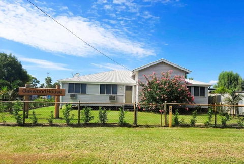 Oakwood House - Entire House Rental - 5 Bedrooms With Netflix And WiFi - Accommodation Sunshine Coast 0