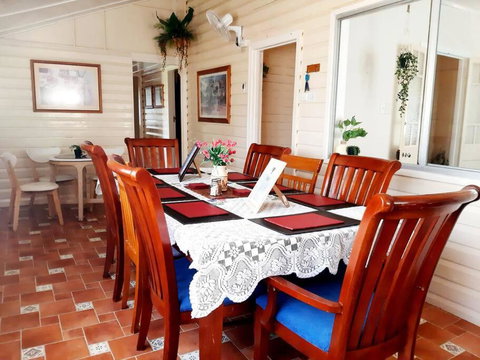 Oakwood House - Entire House Rental - 5 Bedrooms With Netflix And WiFi - Accommodation Sunshine Coast 2