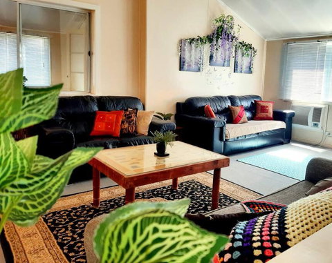 Oakwood House - Entire House Rental - 5 Bedrooms With Netflix And WiFi - Accommodation Sunshine Coast 3