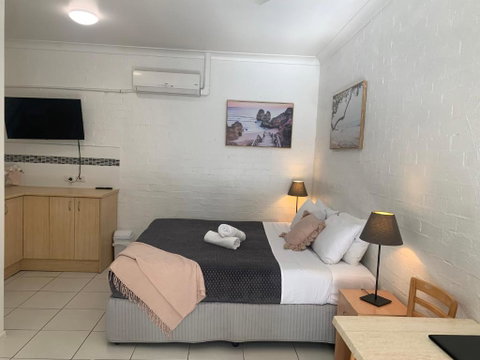Ocean Shores Motel - Accommodation Sunshine Coast 0