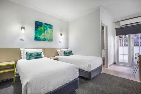 Nightcap At Skyways Hotel - Accommodation Sunshine Coast 1