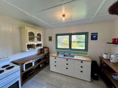 Old Oak Tree Cottage - Accommodation Sunshine Coast 3