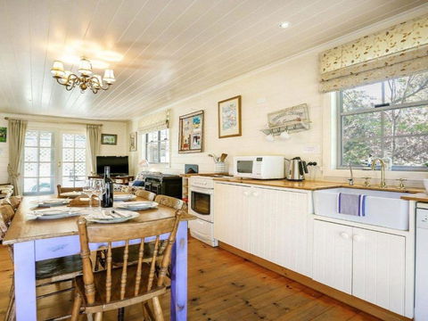 Orchard Cottage Alpine Southern Highlands - Accommodation Sunshine Coast 3