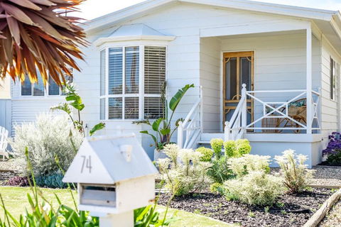 Our Little White House -74 Padman Crescent, Middleton - Accommodation Sunshine Coast 1