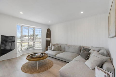 Our Little White House -74 Padman Crescent, Middleton - Accommodation Sunshine Coast 3