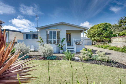 Our Little White House -74 Padman Crescent, Middleton - Accommodation Sunshine Coast 0