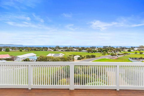 One Merino Panoramic Beach House Modern Sleeps 10 - Accommodation Sunshine Coast 3