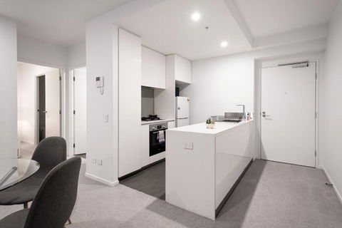 Panoramic Views 2br With Pool And Free Carpark - Accommodation Sunshine Coast 2