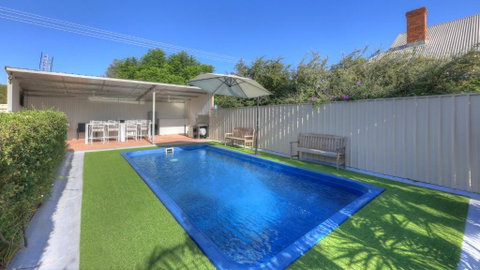 Paruna Motel - Accommodation Sunshine Coast 2