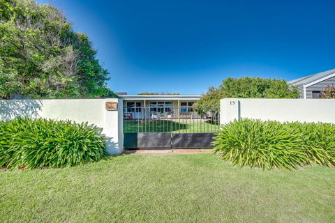 Peaceful Seaside Cottage - Accommodation Sunshine Coast 0