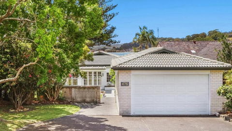 Pine Tree Cottage - Waterfront - Accommodation Sunshine Coast 1