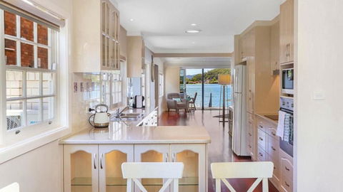 Pine Tree Cottage - Waterfront - Accommodation Sunshine Coast 3