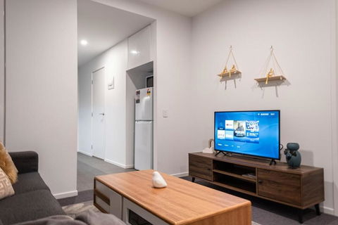 Pleasant &bright 2br2ba Apt Footscray Pool - Accommodation Sunshine Coast 2