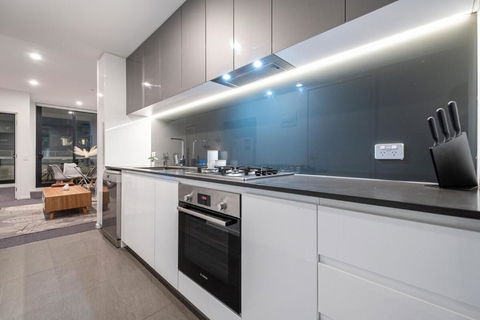 Pleasant &bright 2br2ba Apt Footscray Pool - Accommodation Sunshine Coast 3
