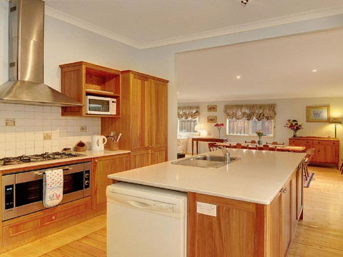 Plum Tree Cottage - Accommodation Sunshine Coast 3