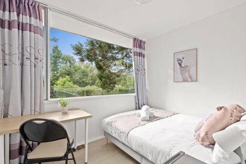 Quaint Queen Room - Central Location At Pymble - Shared Bathroom - Accommodation Sunshine Coast 0