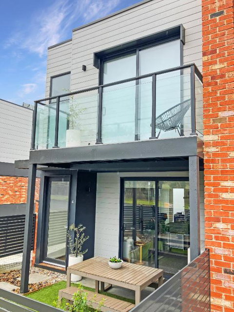 Private Room & Ensuite, In Shared Modern 2 Level Apartment - Full Use Of All Facilities - Accommodation Sunshine Coast 1