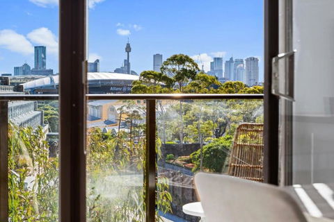 Prime Location 2-Bed Apartment With Parking - Accommodation Sunshine Coast 0