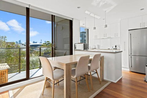 Prime Location 2-Bed Apartment With Parking - Accommodation Sunshine Coast 1